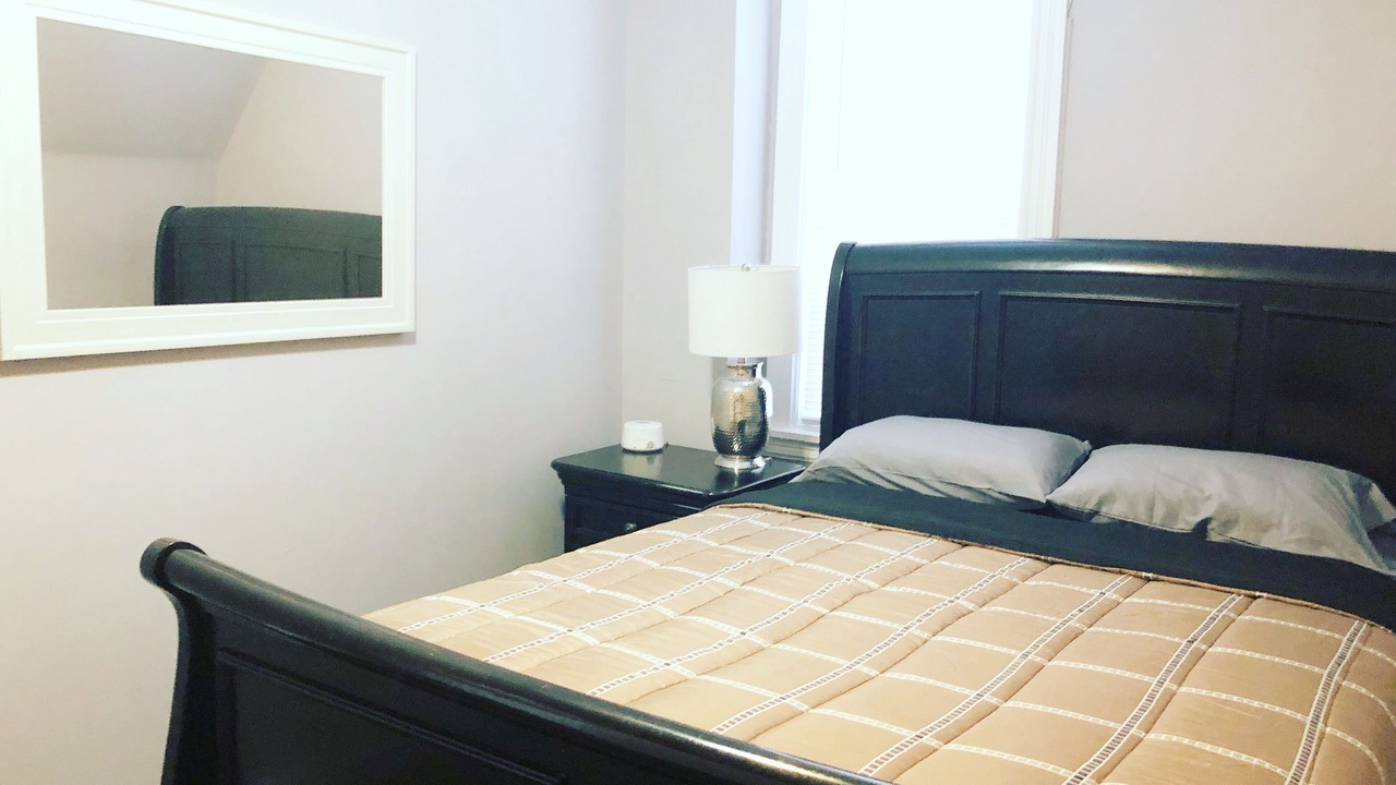 Photo of Bedroom in Front Park
