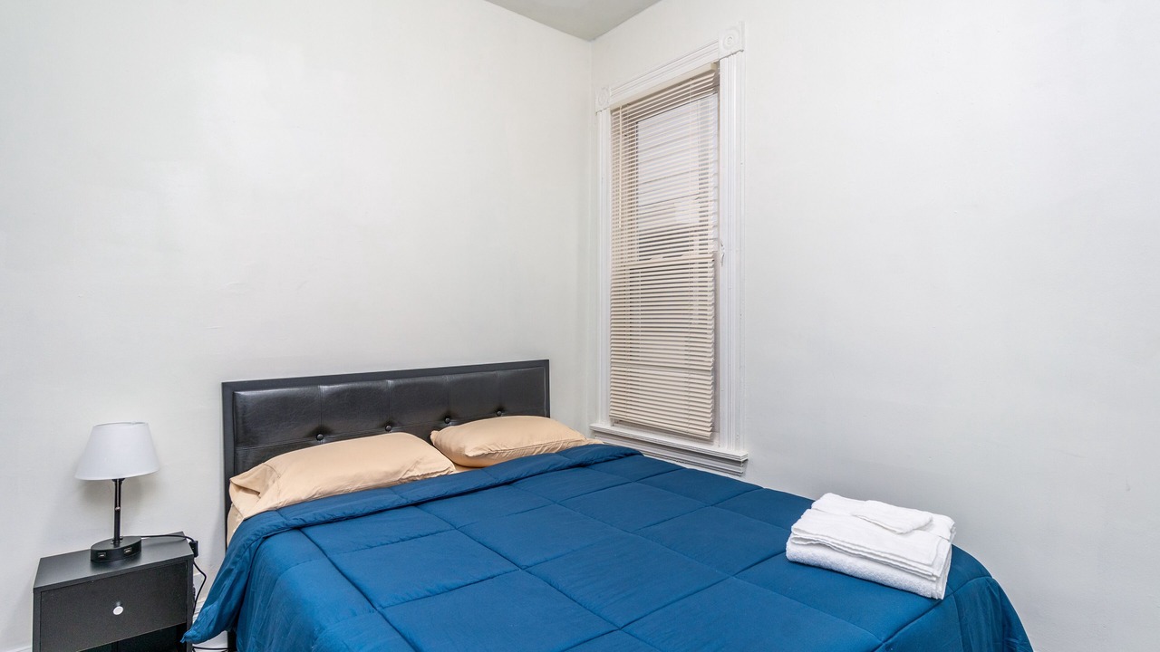 Photo of Bedroom in Front Park