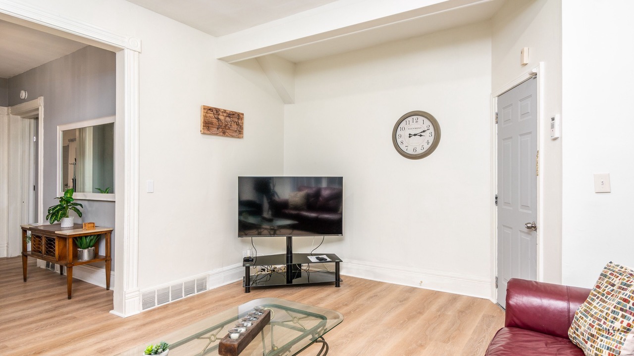 Photo of Livingroom in Front Park
