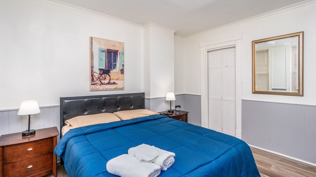 Photo of Bedroom in Front Park