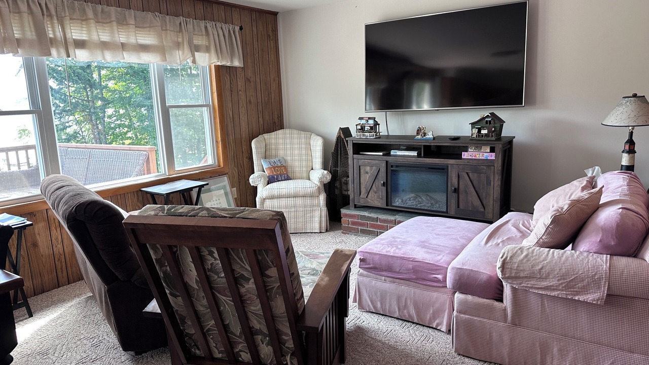 Photo of Livingroom in Newport Center