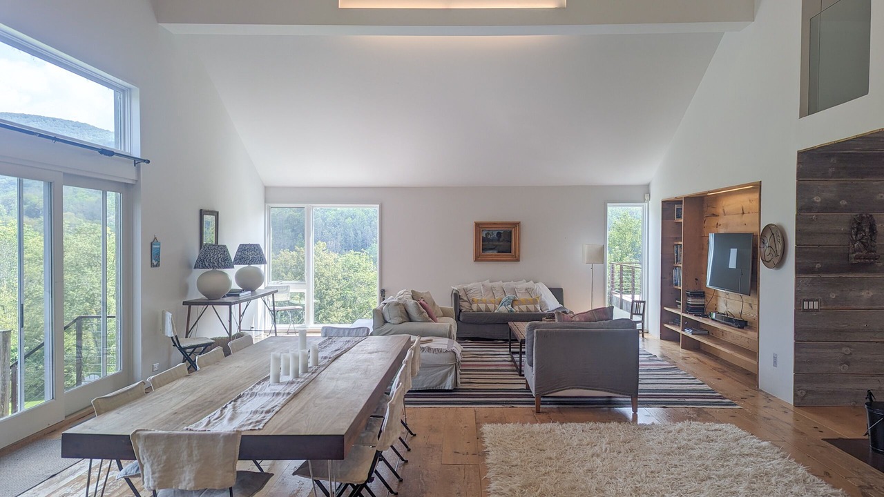 Photo of Livingroom in Roxbury
