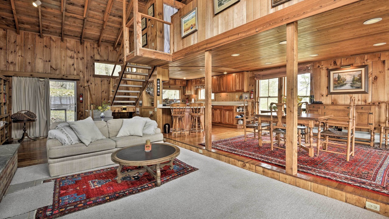 Photo of Livingroom in Homer