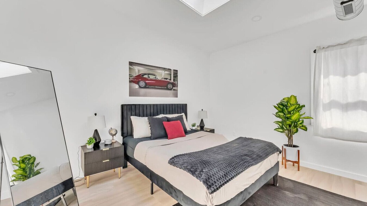 Photo of Bedroom in Front Park