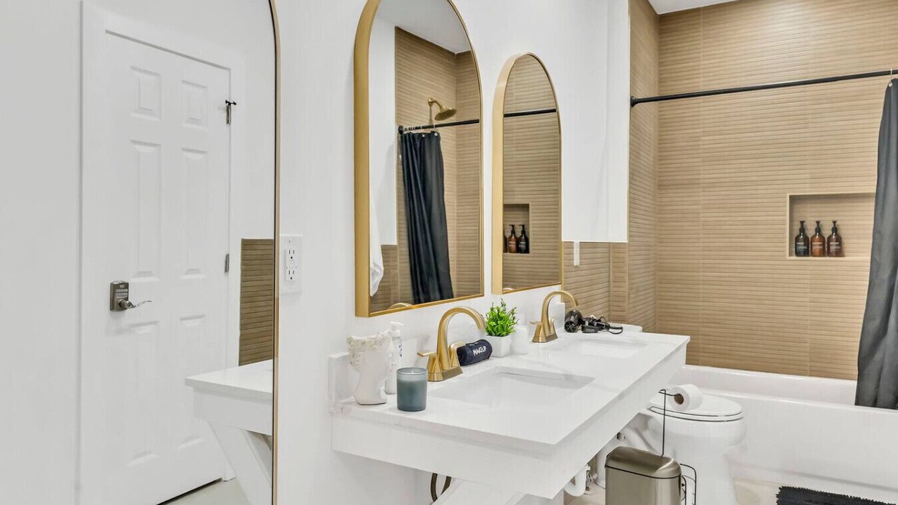 Photo of Bathroom in Front Park