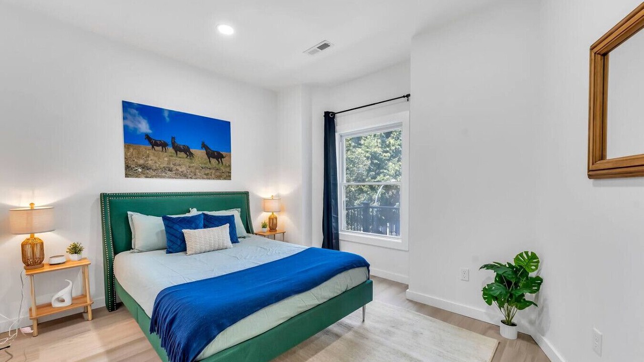 Photo of Bedroom in Front Park