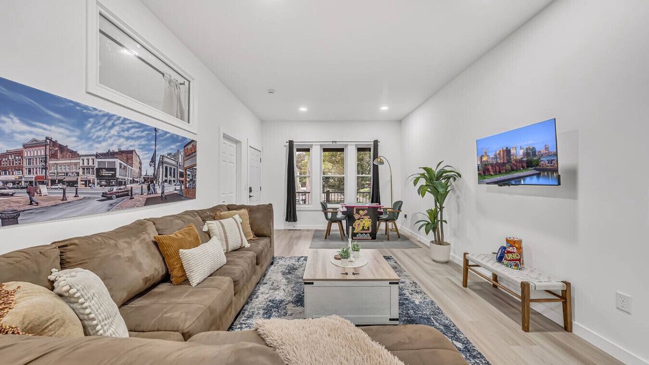 Photo of Livingroom in Front Park