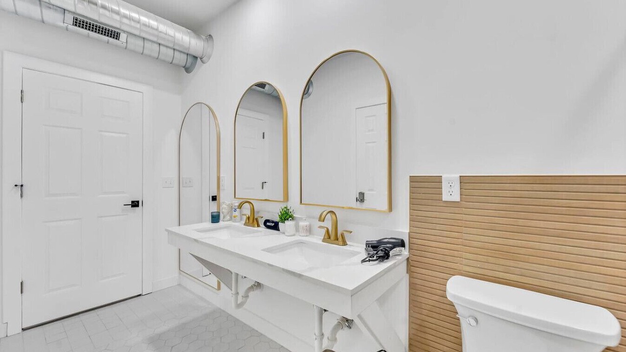 Photo of Bathroom in Front Park