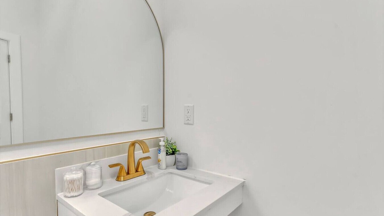 Photo of Bathroom in Front Park