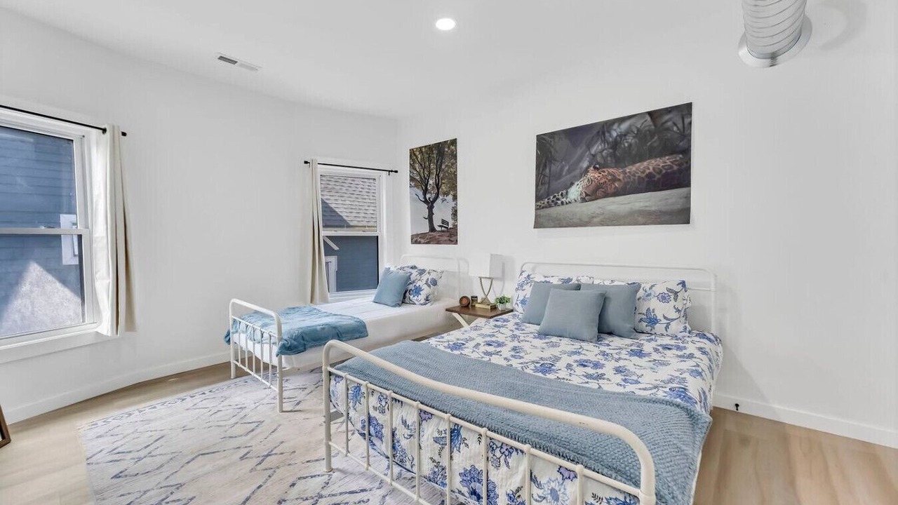 Photo of Bedroom in Front Park