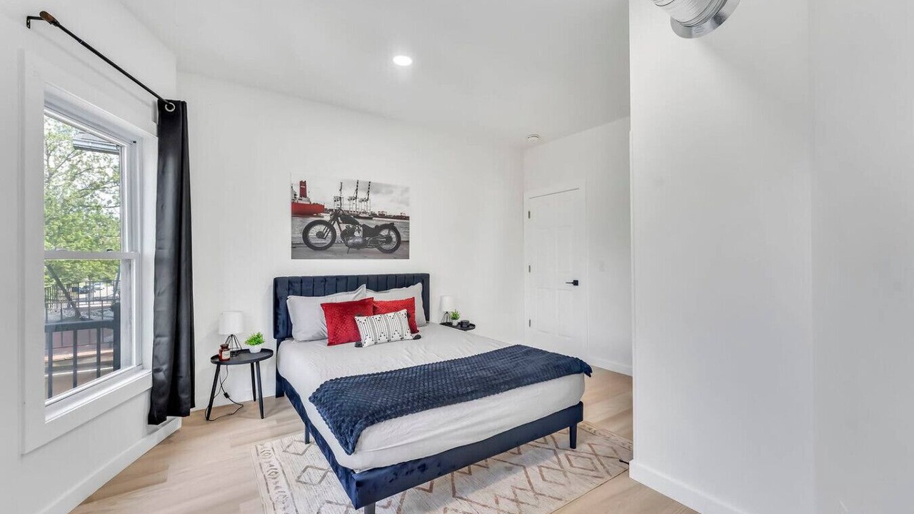 Photo of Bedroom in Front Park