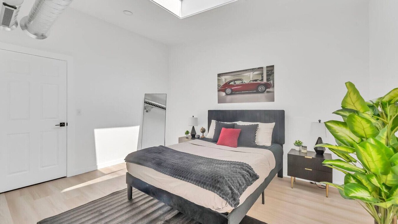 Photo of Bedroom in Front Park