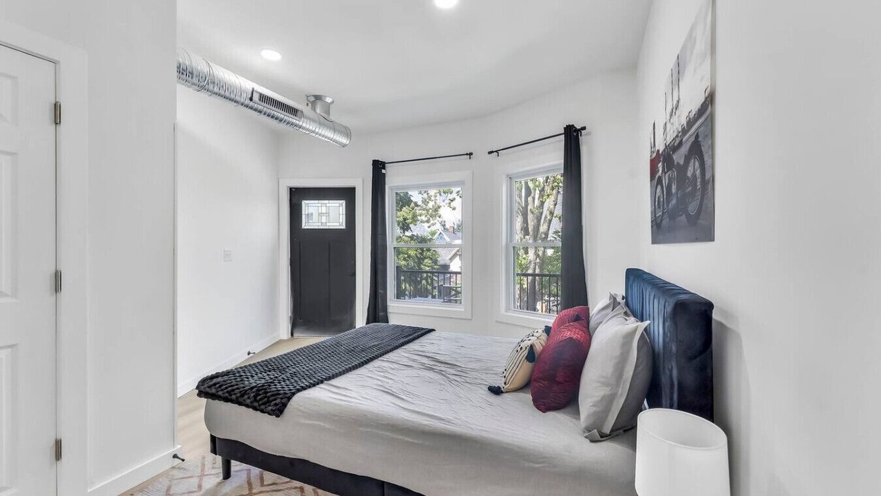 Photo of Bedroom in Front Park