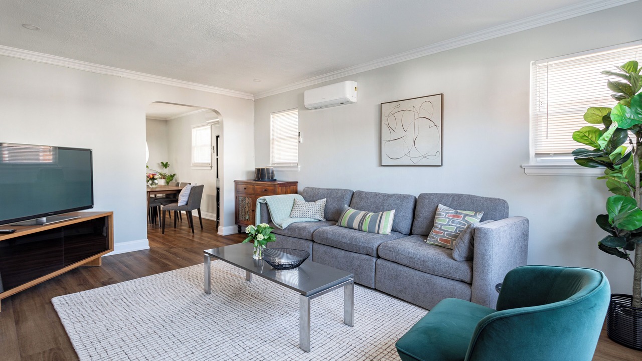 Photo of Livingroom in Kew Gardens Hills
