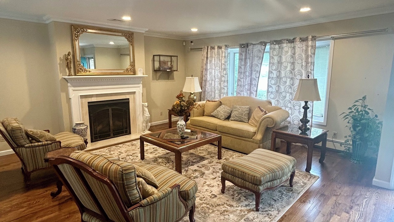 Photo of Livingroom in Old Bethpage