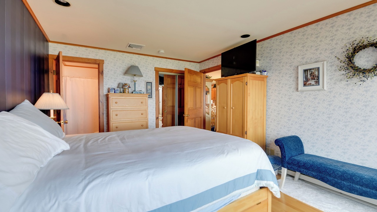 Photo of Bedroom in Newport Center