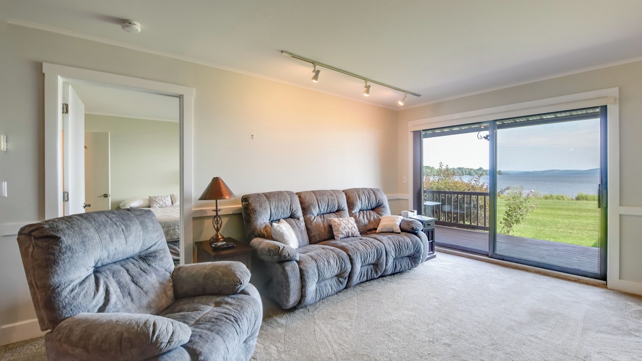 Photo of Livingroom in Newport Center