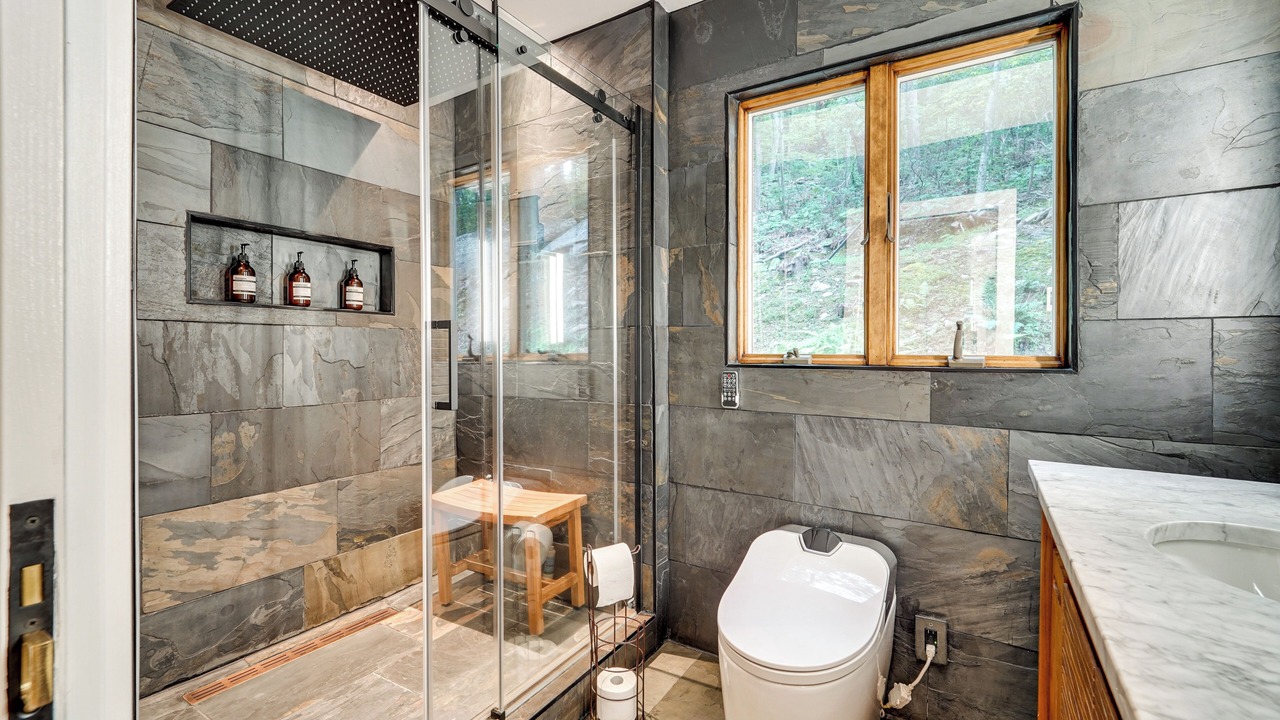 Photo of Bathroom in Hood