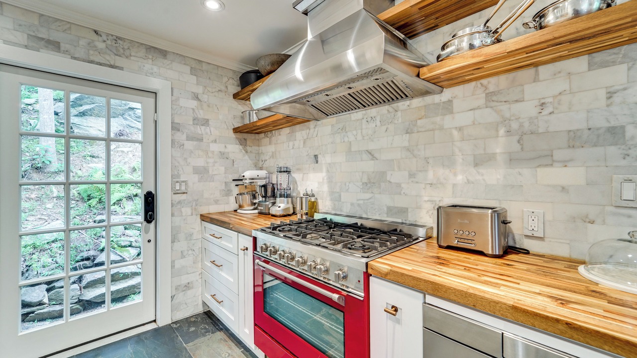 Photo of Kitchen in Hood