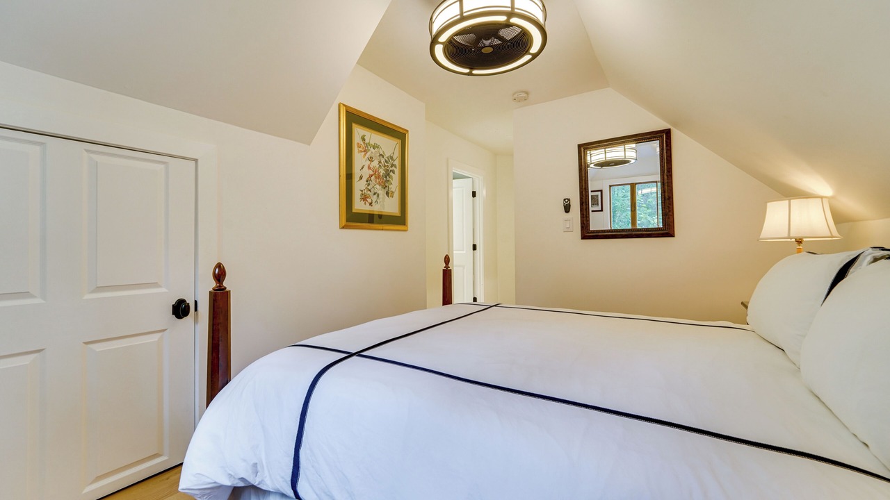 Photo of Bedroom in Hood