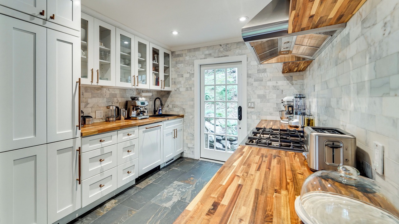 Photo of Kitchen in Hood