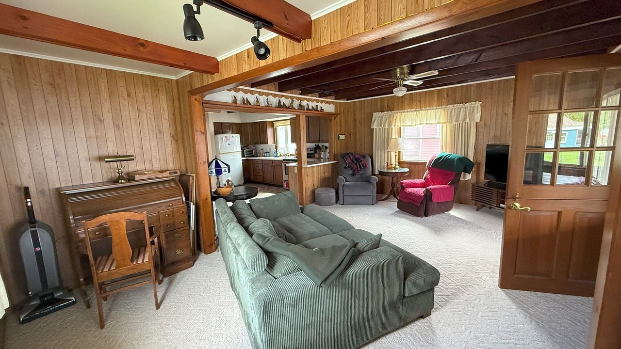 Photo of Livingroom in Brier Hill