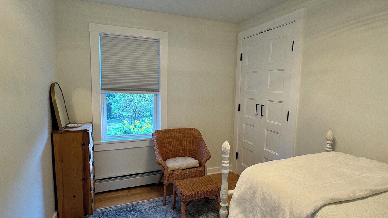 Photo of Bedroom in Castleton-on-Hudson