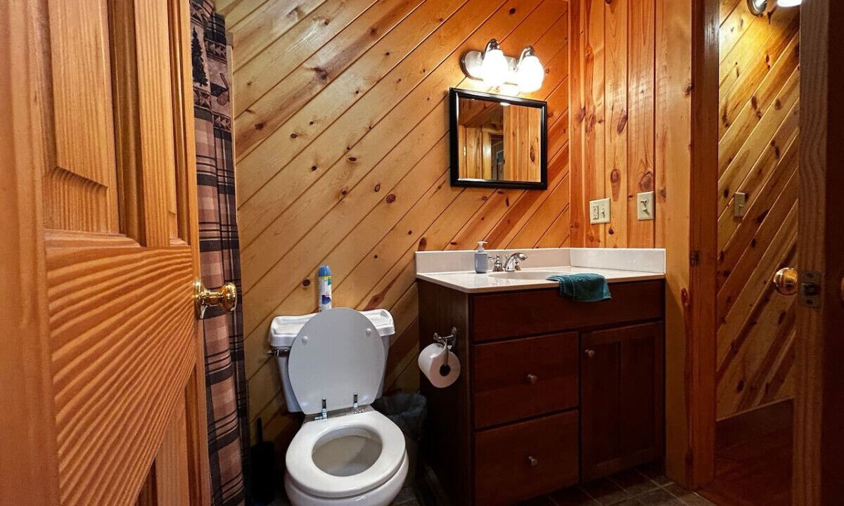 Photo of Bathroom in Alpine Lake