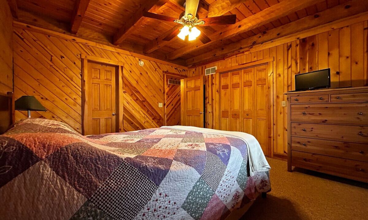 Photo of Bedroom in Alpine Lake