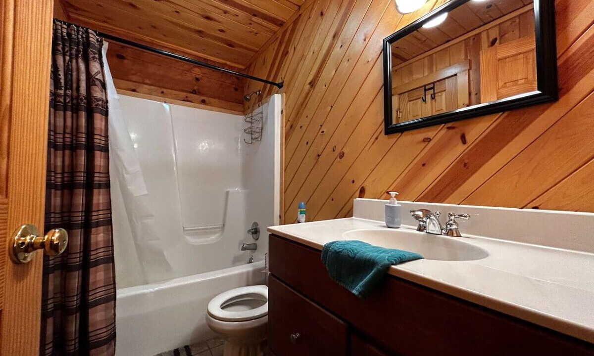 Photo of Bathroom in Alpine Lake