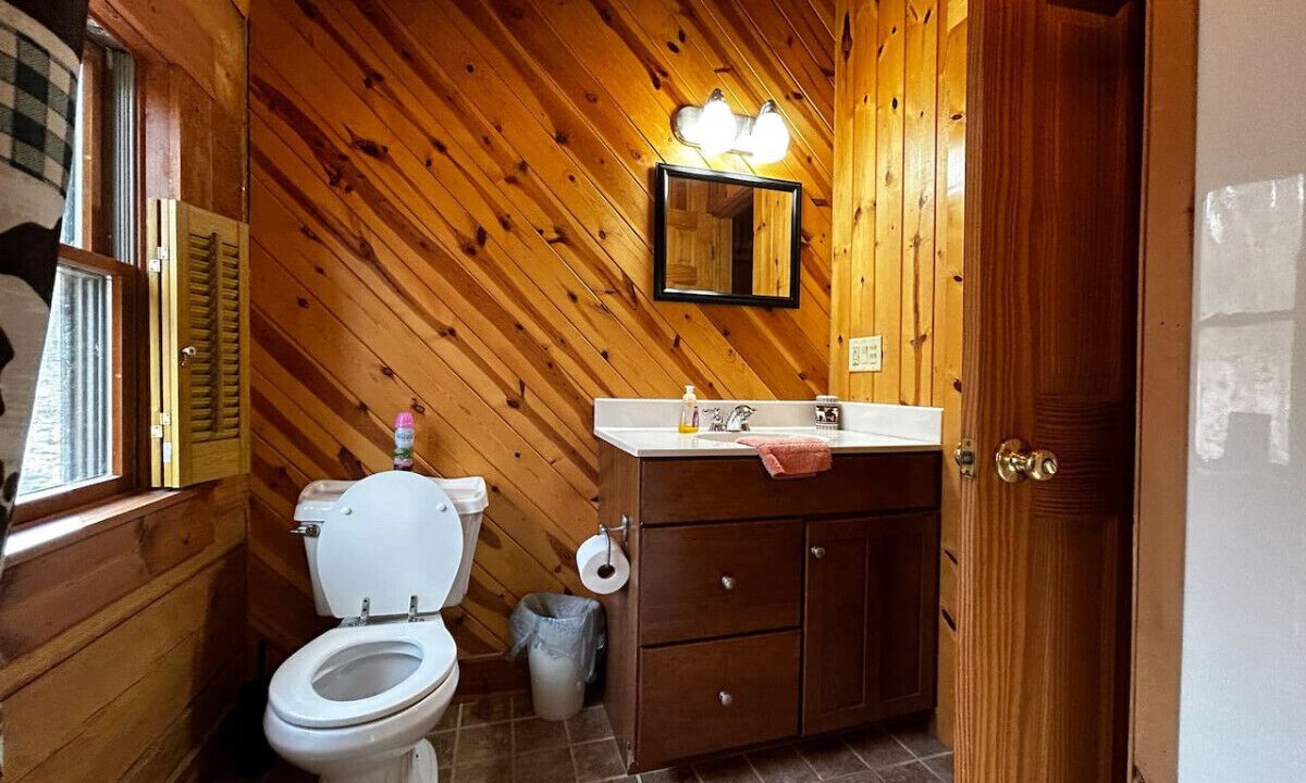 Photo of Bathroom in Alpine Lake