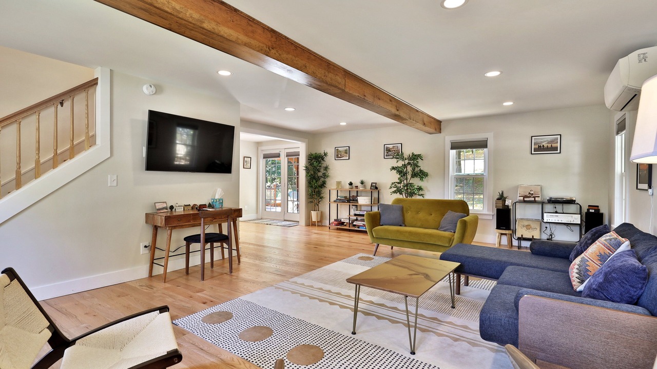 Photo of Livingroom in Hydeville