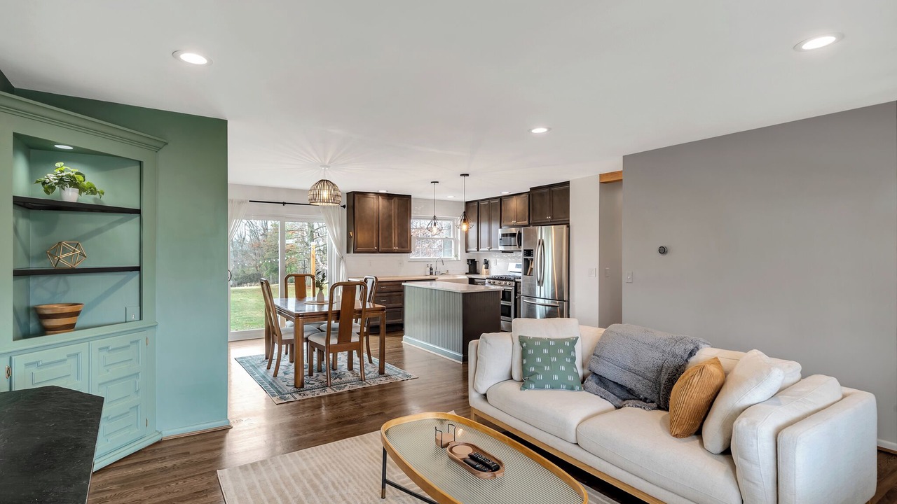 Photo of Livingroom in Mount Saint Joseph