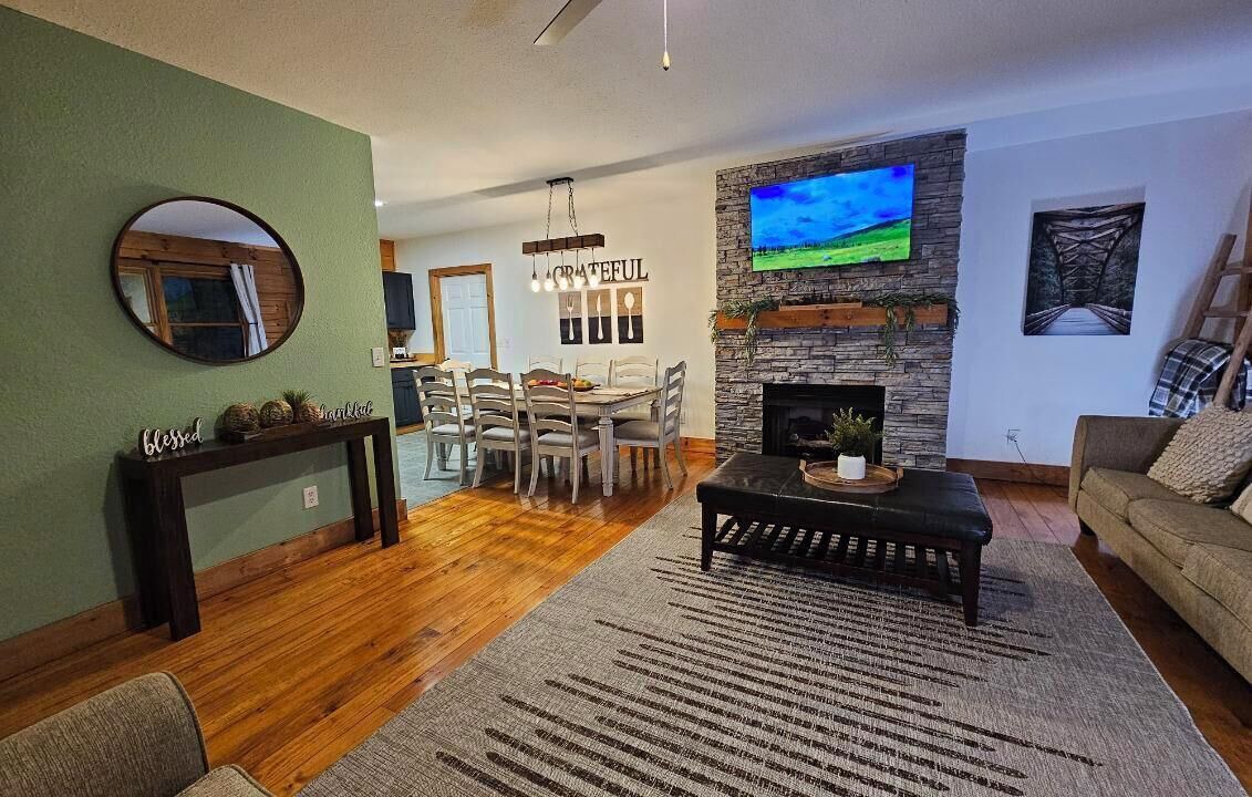 Photo of Livingroom in Saluda