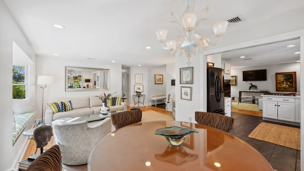 Photo of Livingroom in Amagansett North