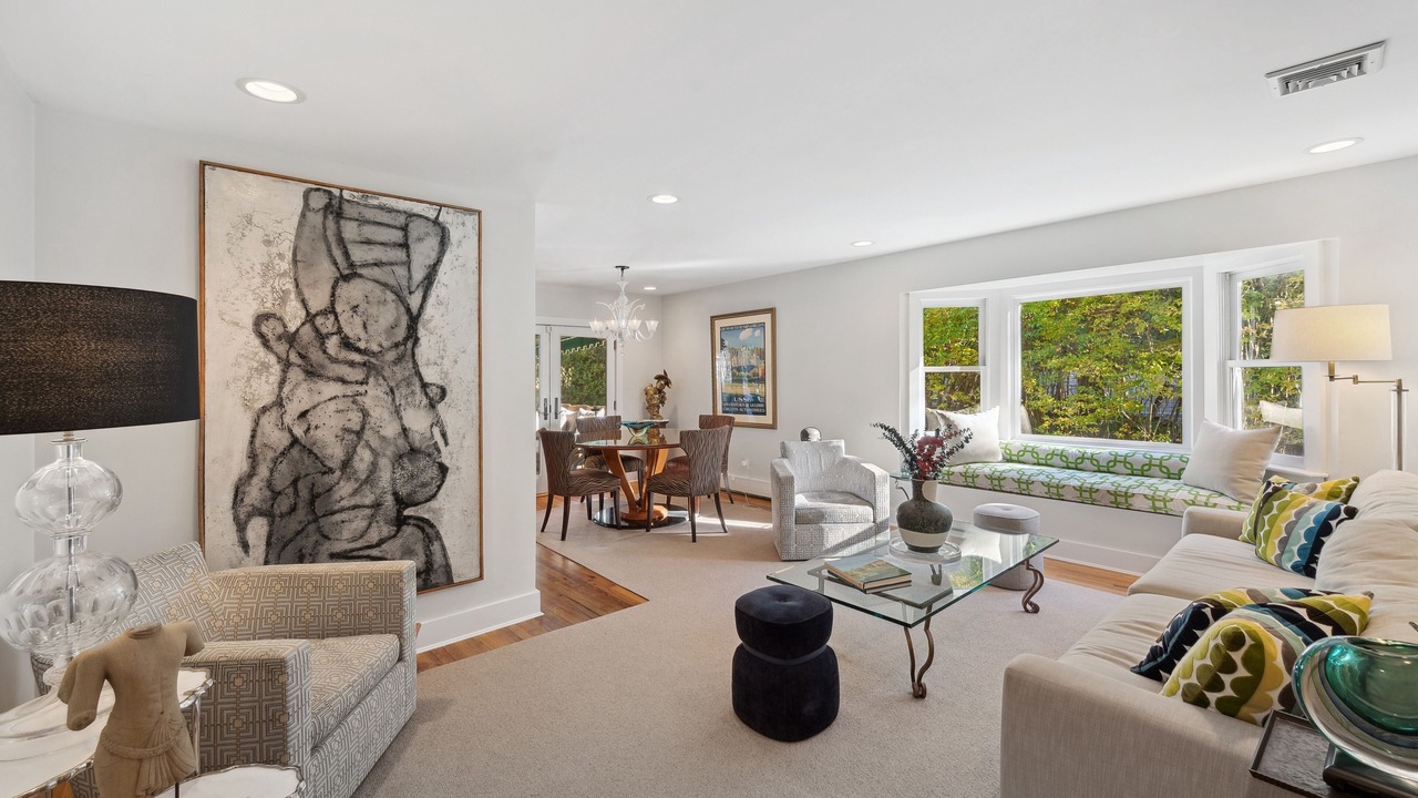 Photo of Livingroom in Amagansett North