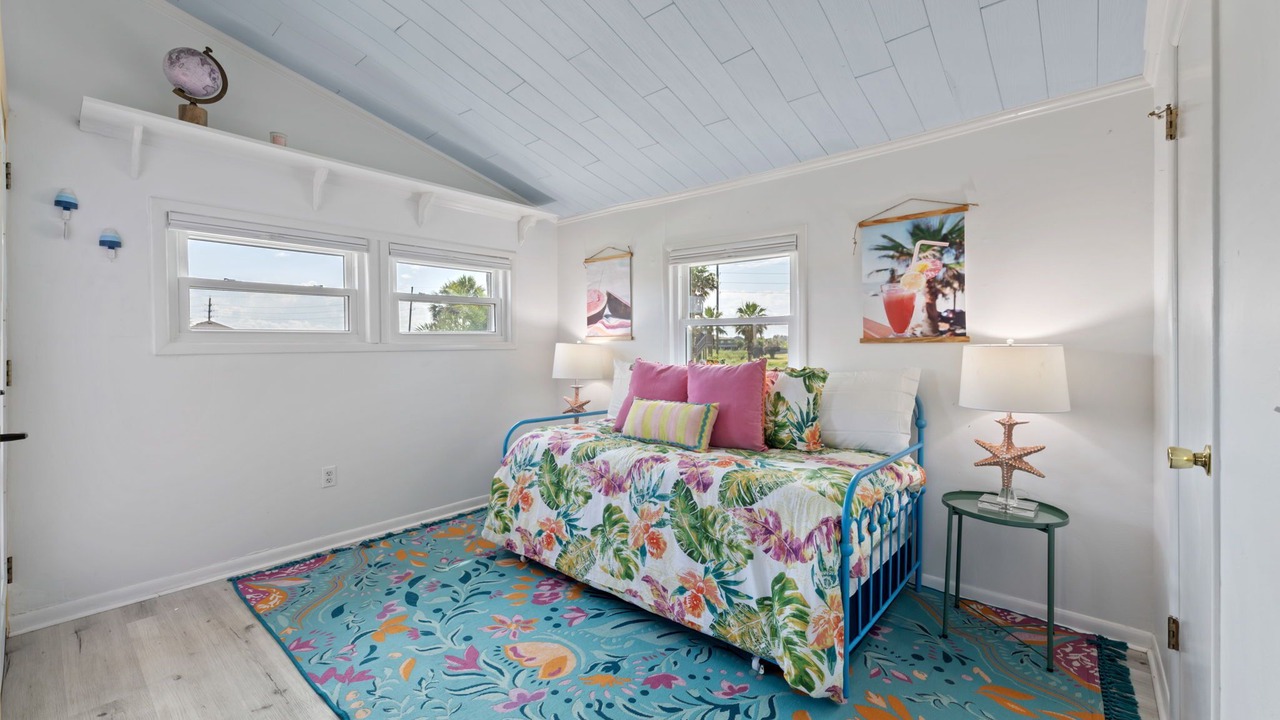 Photo of Bedroom in Pirates Beach