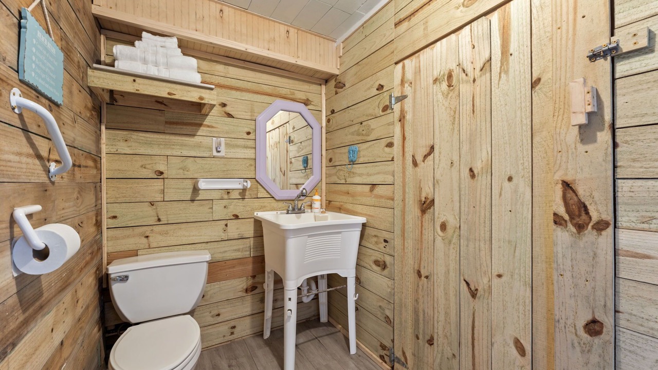 Photo of Bathroom in Pirates Beach