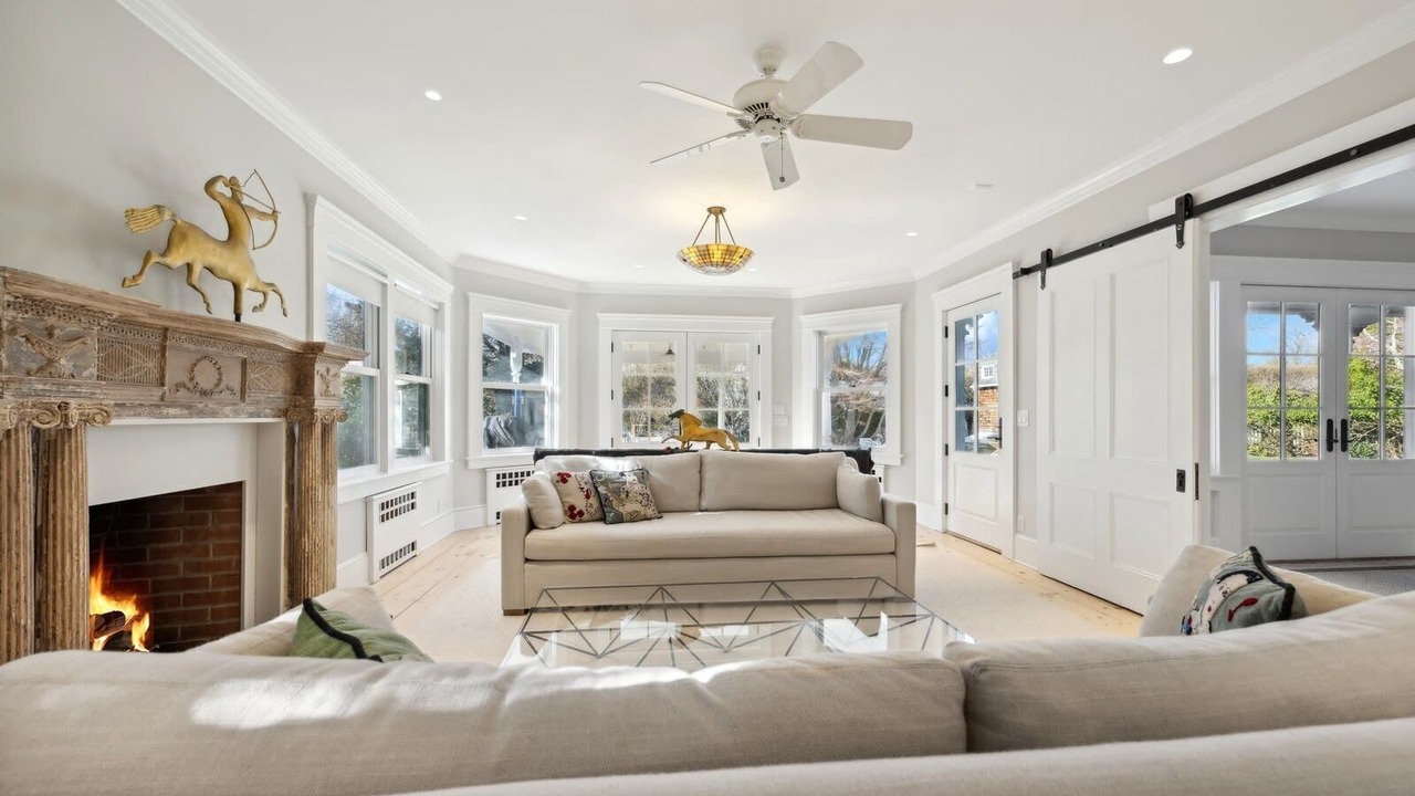Photo of Livingroom in Village of Southampton
