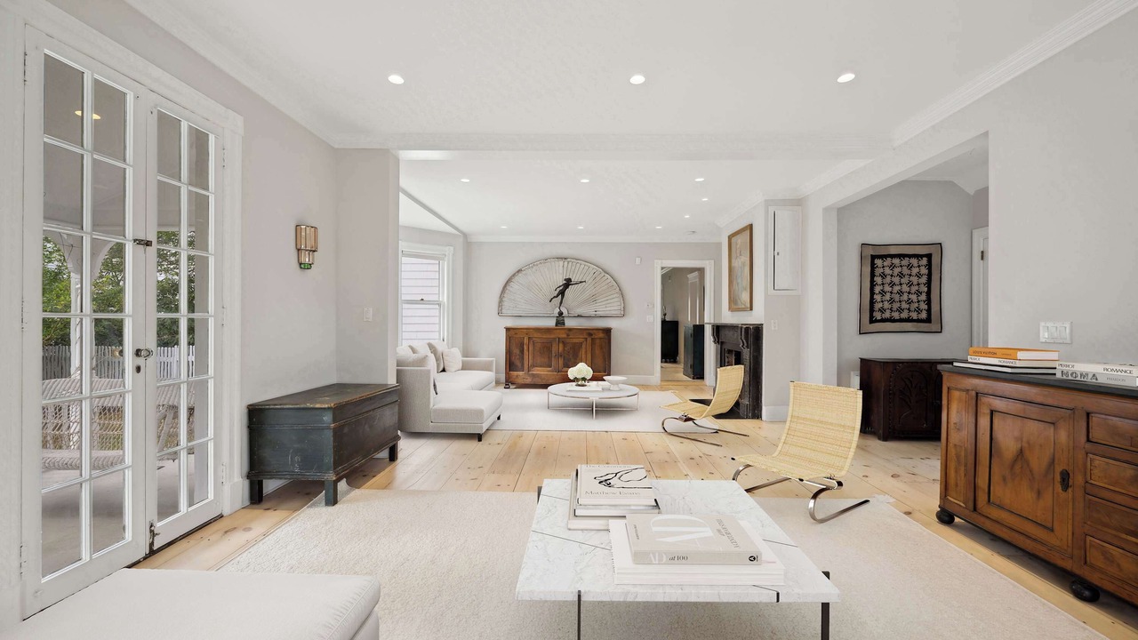 Photo of Livingroom in Village of Southampton