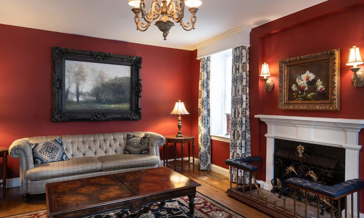 Photo of Livingroom in Historic District