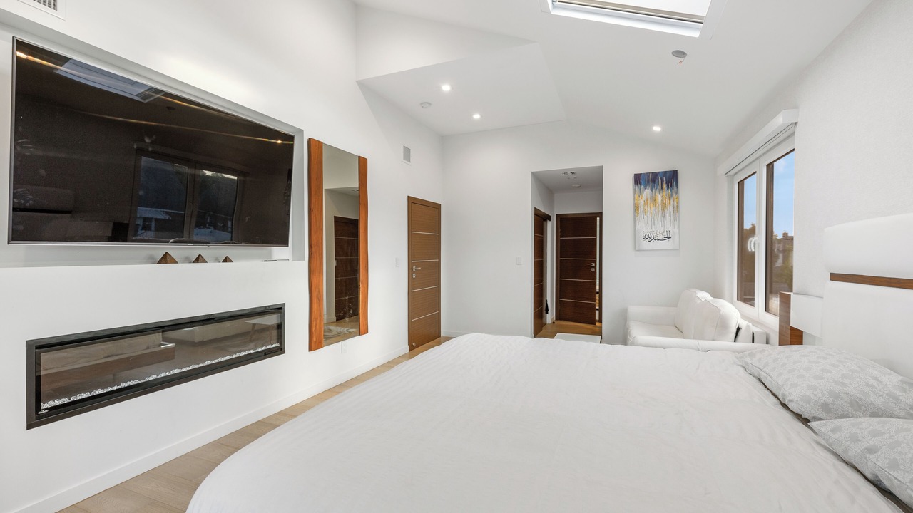 Photo of Bedroom in Alden Manor