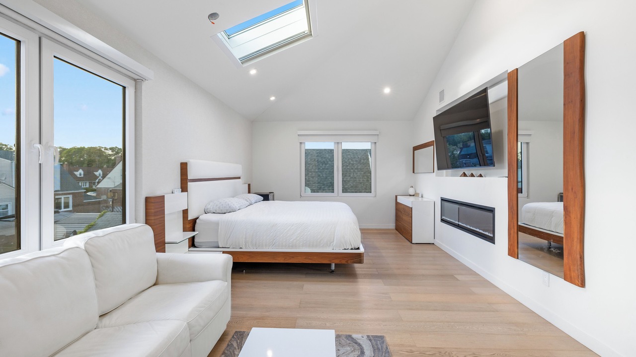 Photo of Bedroom in Alden Manor
