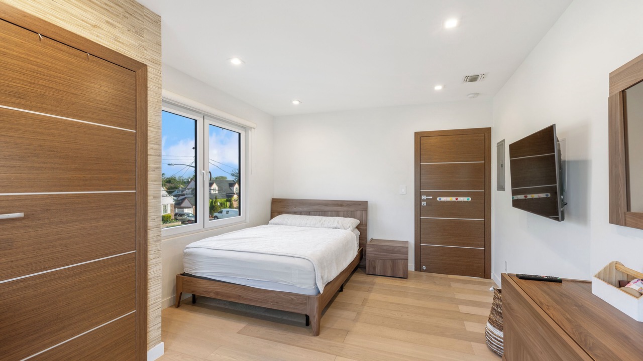 Photo of Bedroom in Alden Manor