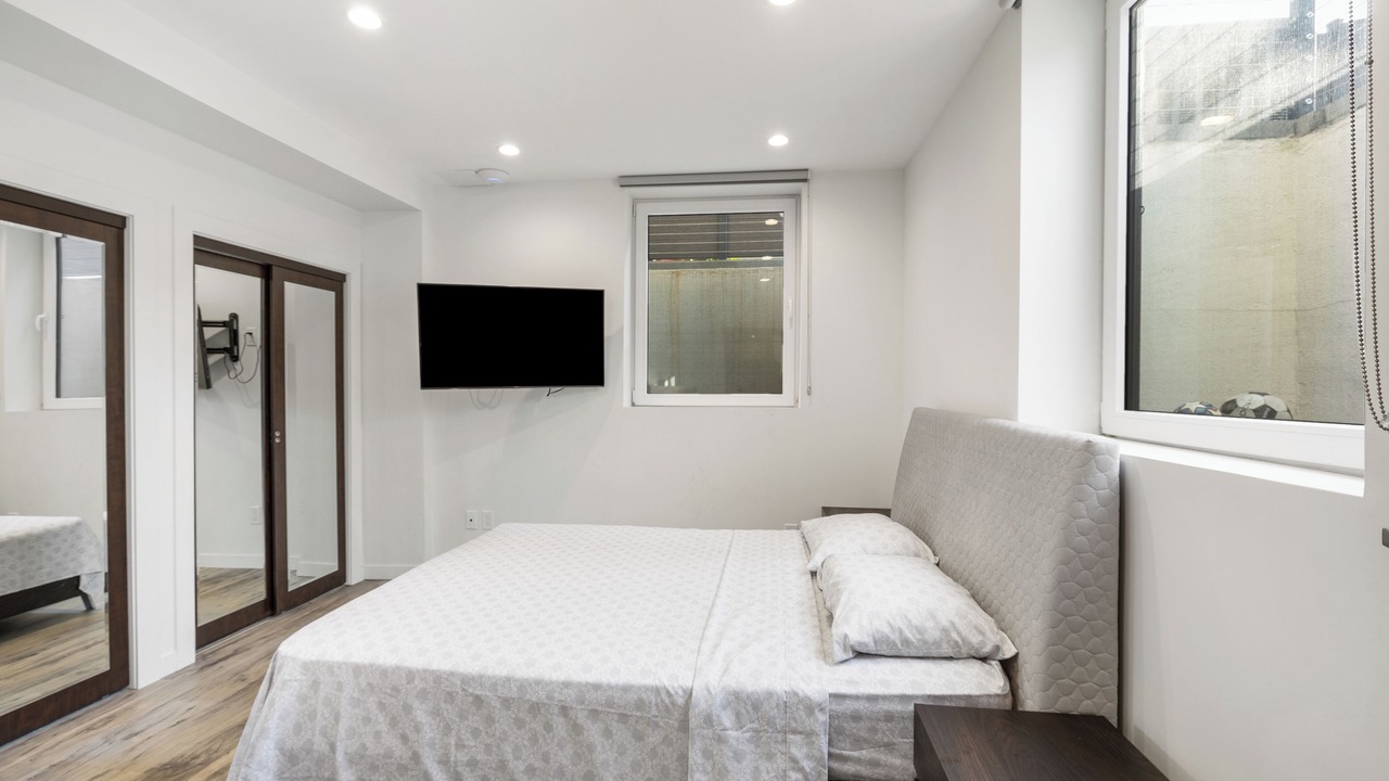 Photo of Bedroom in Alden Manor