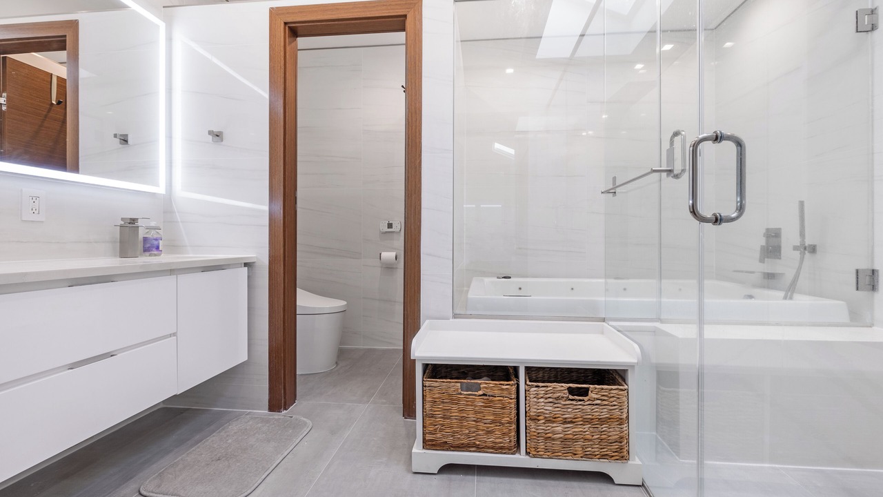 Photo of Bathroom in Alden Manor