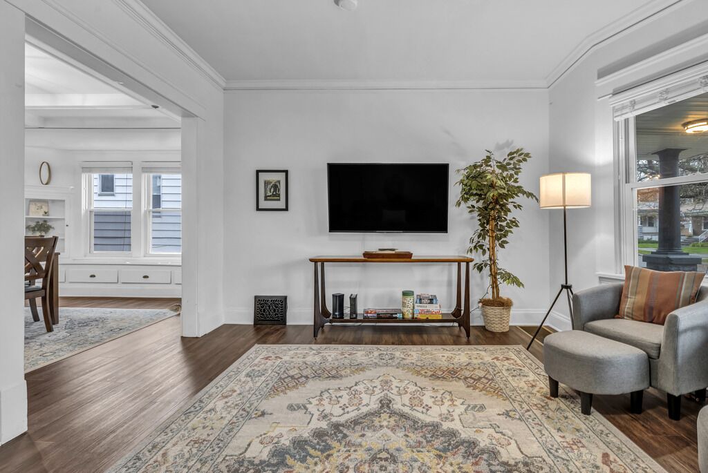 Photo of Livingroom in Detroit - Shoreway