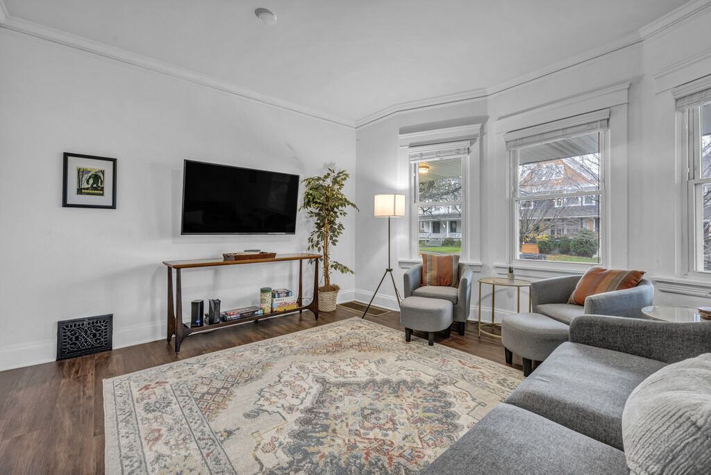 Photo of Livingroom in Detroit - Shoreway