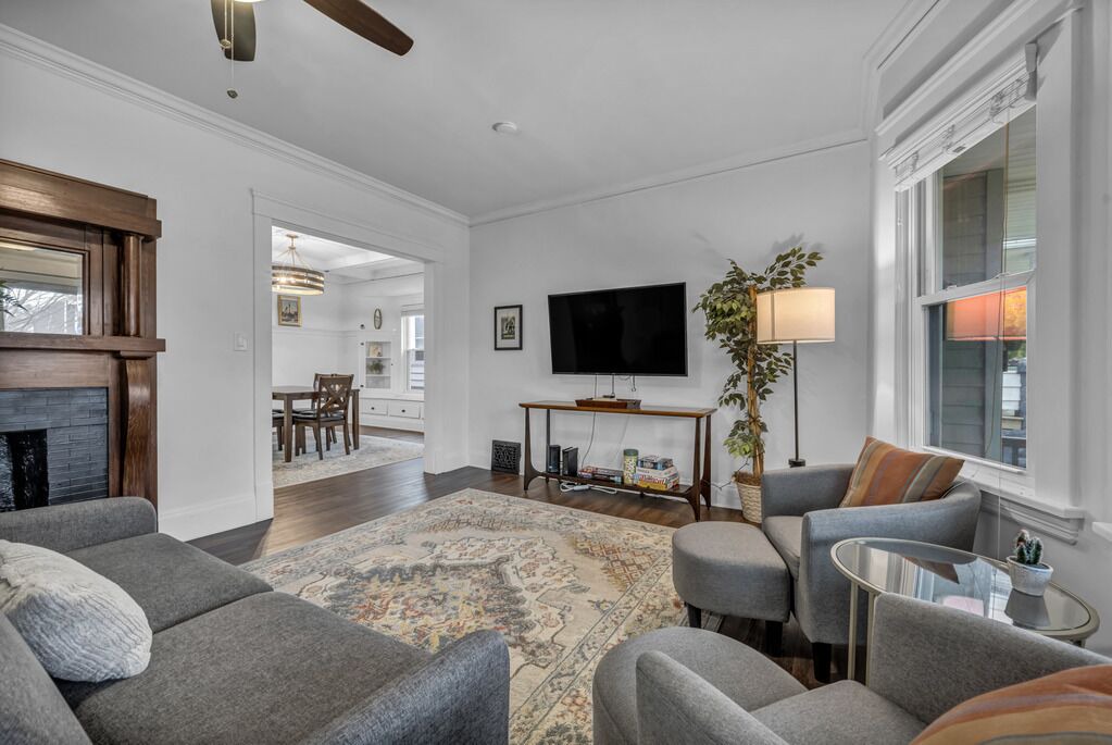 Photo of Livingroom in Detroit - Shoreway
