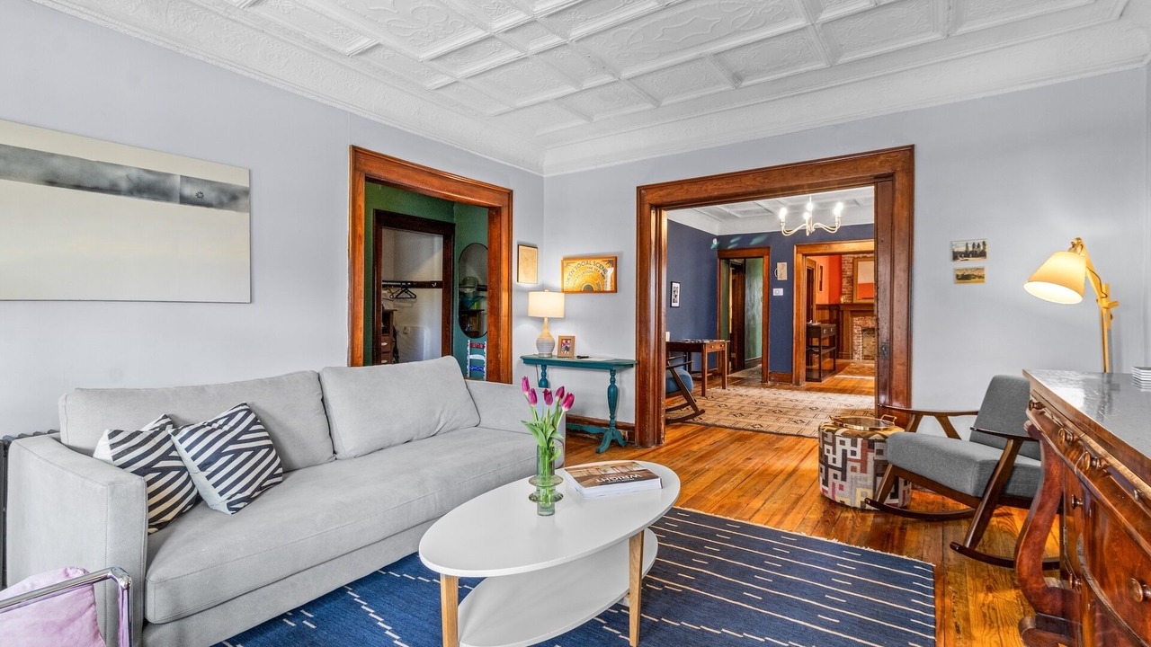 Photo of Livingroom in Front Park
